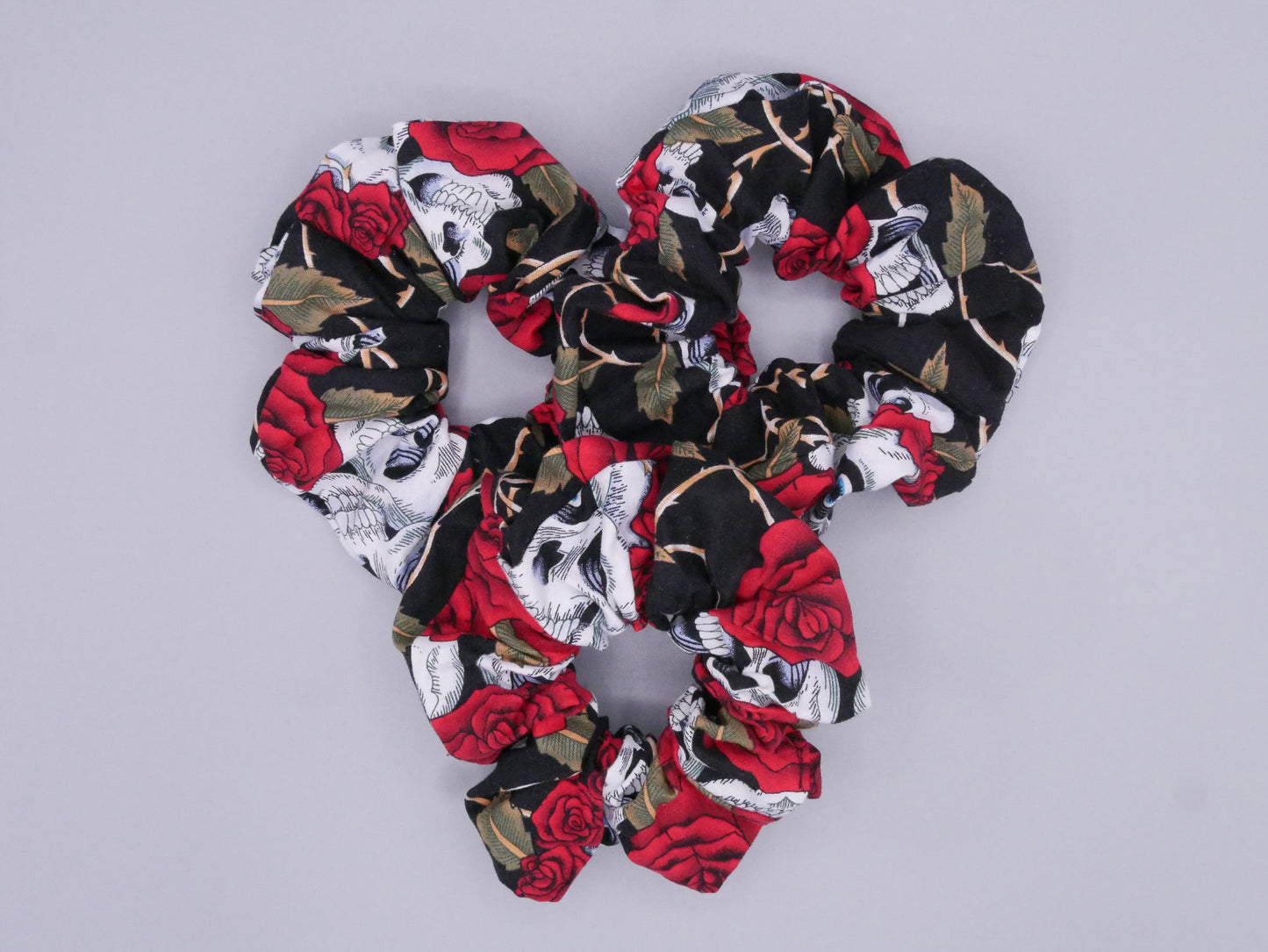 XL Scrunchie Totenköpfe und Rosen
