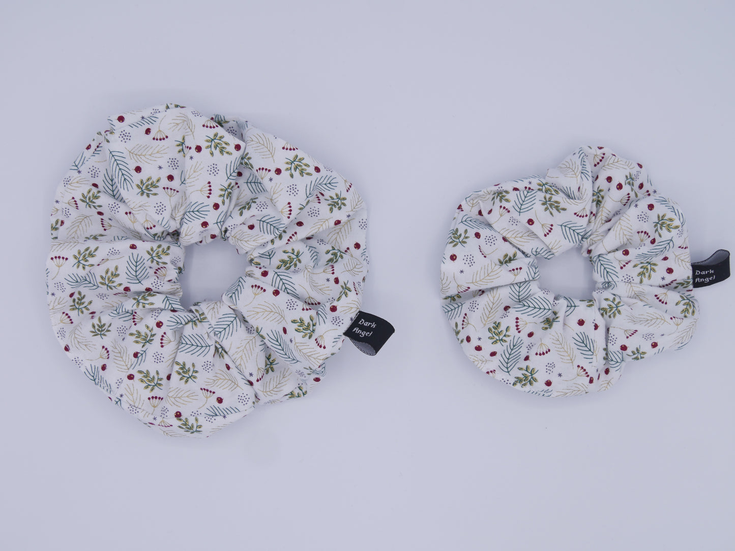 XL Scrunchie in Weiß mit Weihnachtsmuster