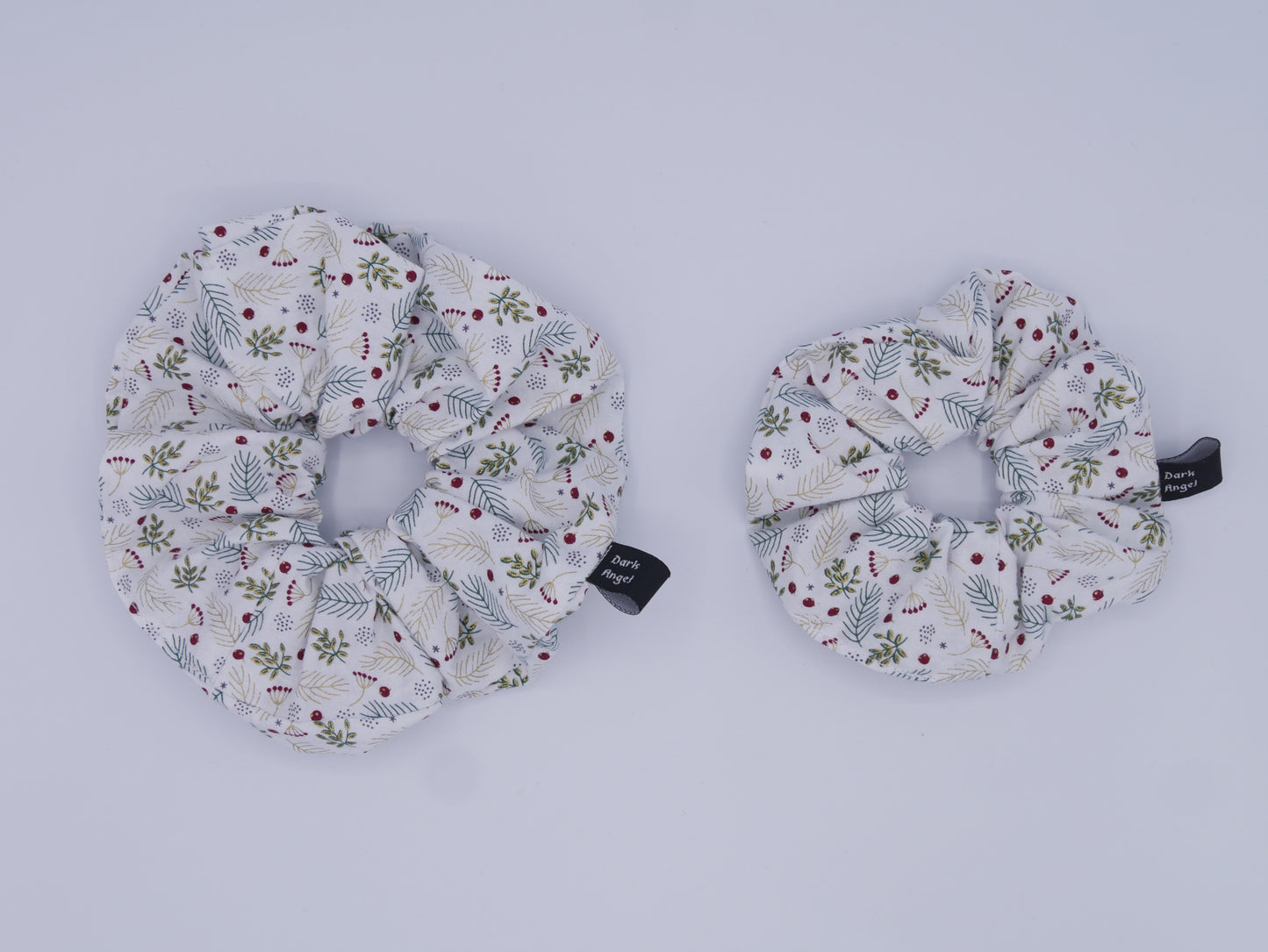 Mini Scrunchie in Weiß mit Weihnachtsmuster